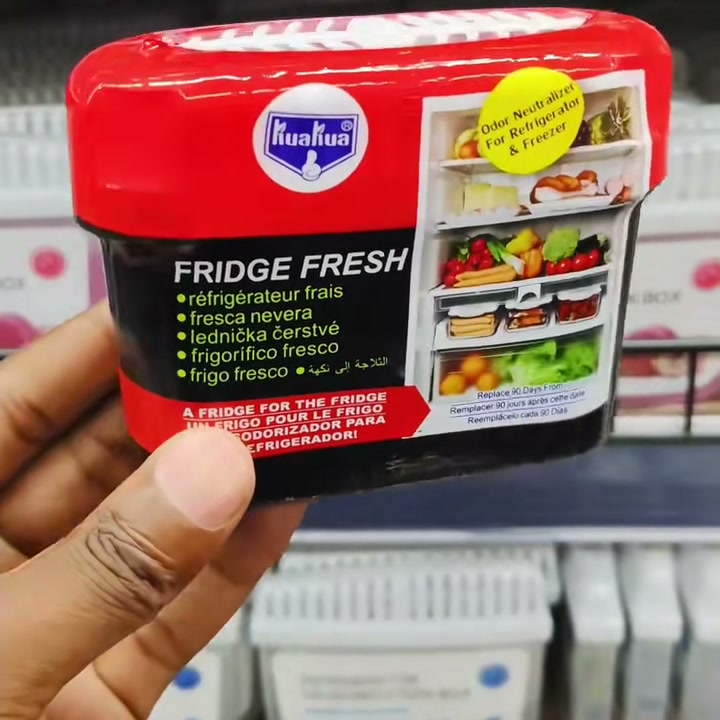 Caja absorbe olores con tapa roja en la mano