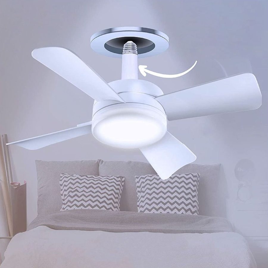 La ampolleta ventilador encendida en el soquete del techo, sobre una cama, atornillada con su extensor