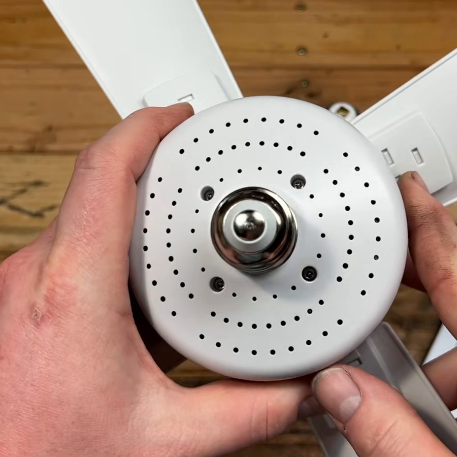 La parte de arriba de la ampolleta ventilador, con la misma rosca metálica de una ampolleta común