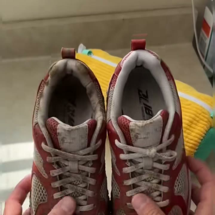 Par de zapatillas sucias antes de lavarlas