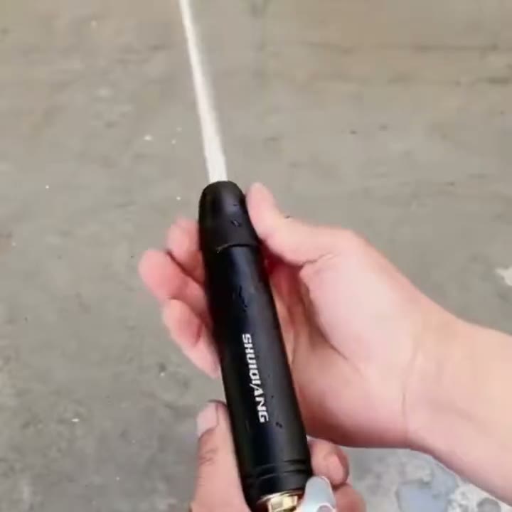 Mano girando la punta de la boquilla