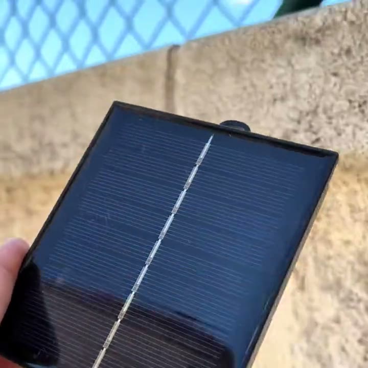 Panel solar cuadrado en la mano