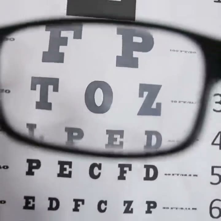 Tabla de letras vista a través del cristal del lente