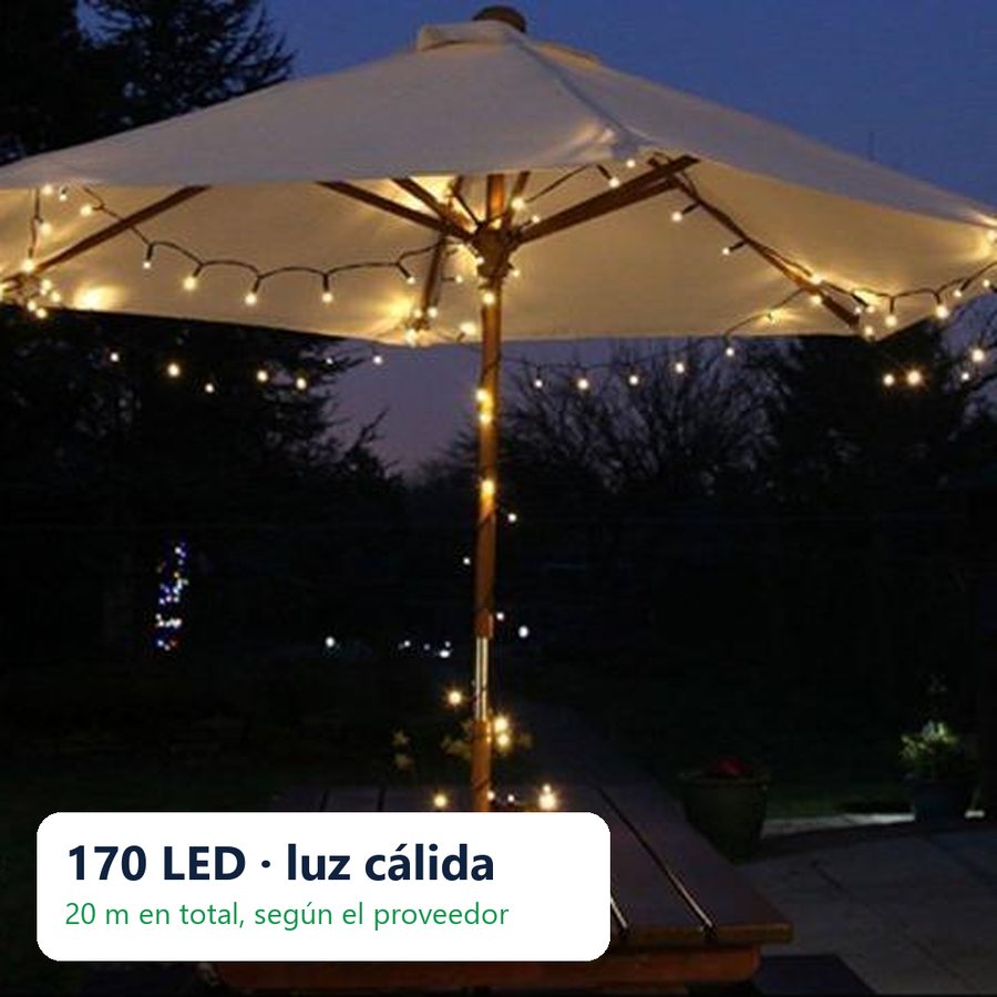Luces solares de luz cálida encendidas de noche en un quitasol del jardín, con el rótulo 170 LED, luz cálida, 20 m en total según el proveedor
