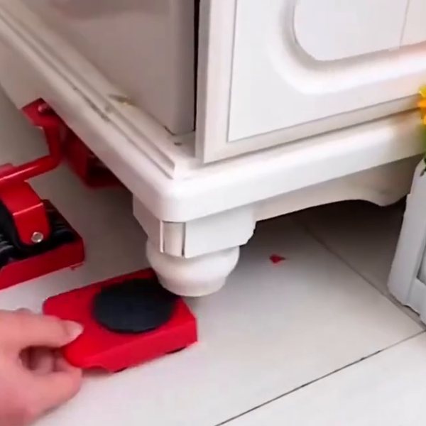 Base roja con ruedas puesta bajo la pata de un mueble