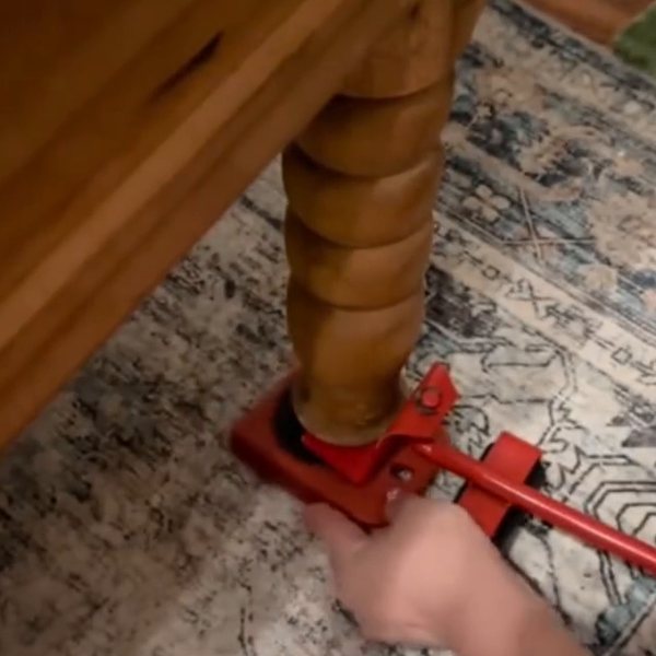Palanca roja levantando la pata de un mueble
