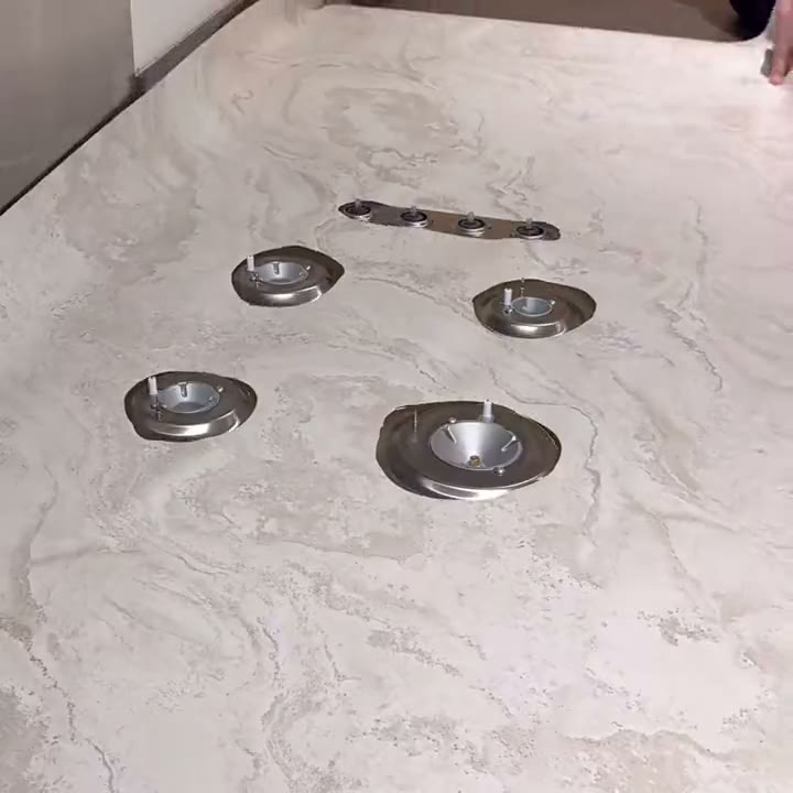 Mano cortando el papel adhesivo alrededor de la cocina