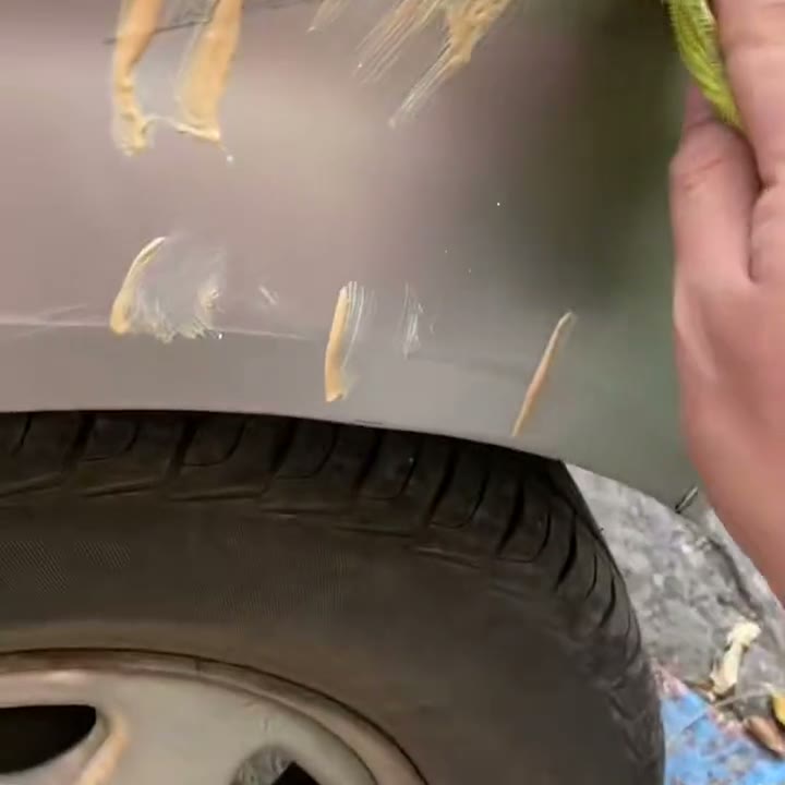 Mano frotando la pasta con una esponja sobre un rayón
