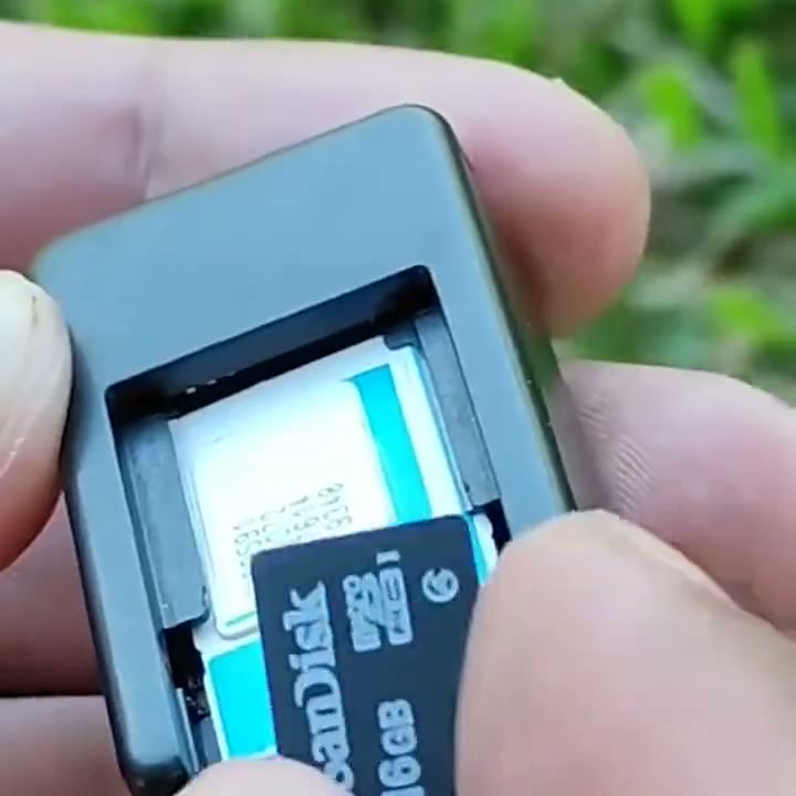 Chip de celular entrando en el rastreador