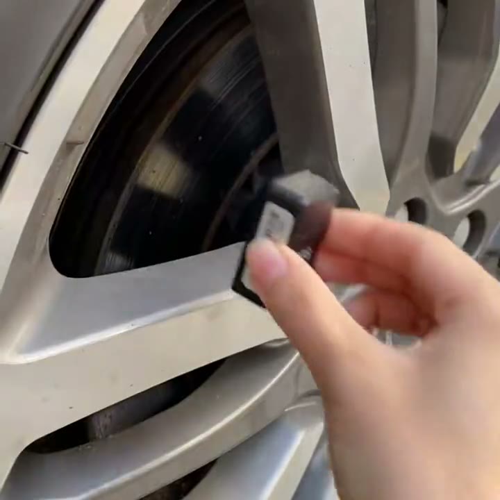 Rastreador pegado con imán en el auto