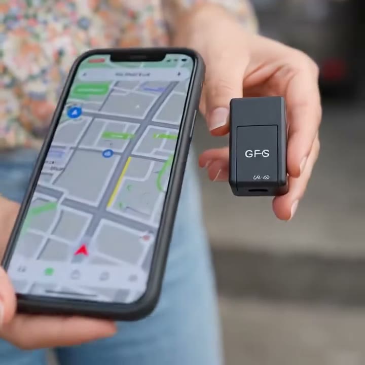 Celular con la ubicación del auto en el mapa