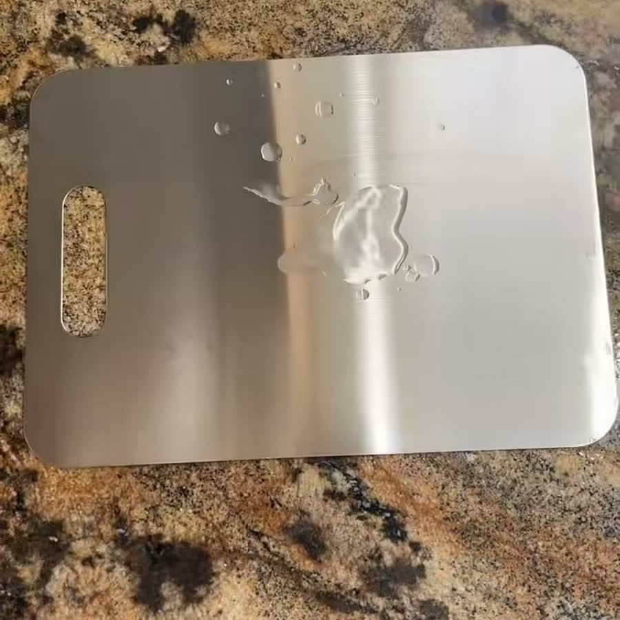 Lo que recibes: una tabla de picar de acero inoxidable con ranura, sola
