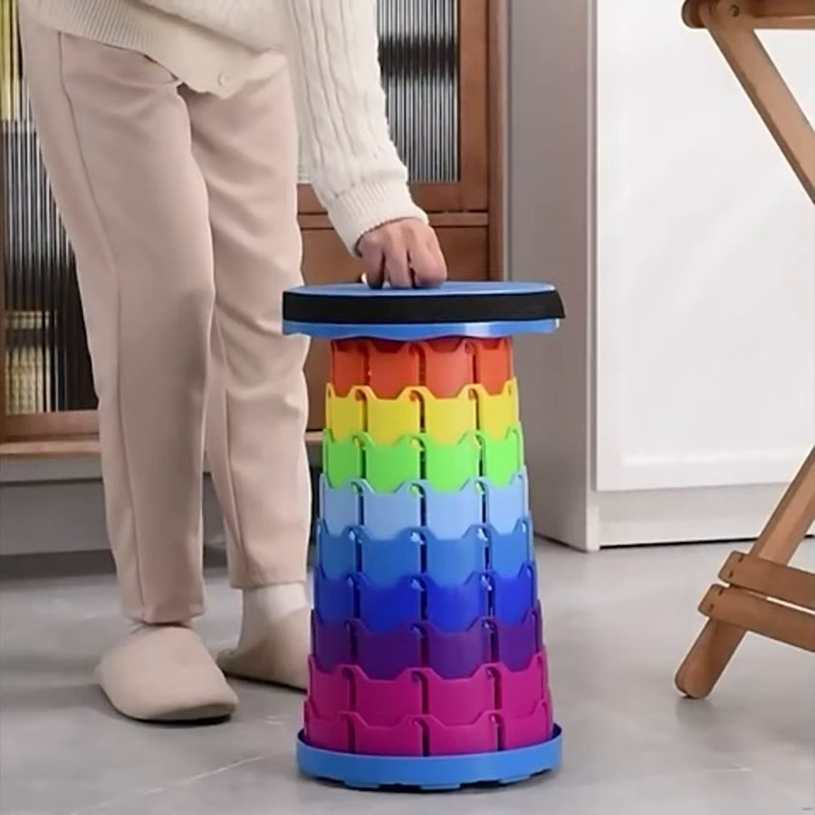 Lo que recibes: 1 taburete retráctil abierto, con sus anillos de colores y la tapa celeste