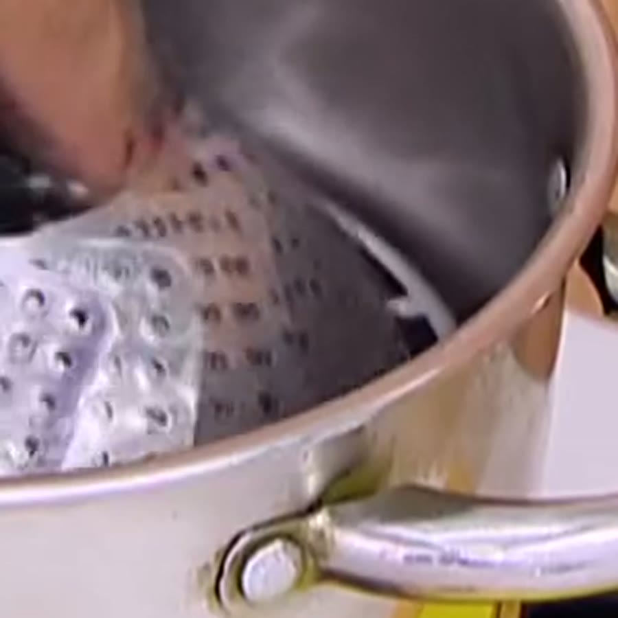 Vaporera abierta dentro de una olla