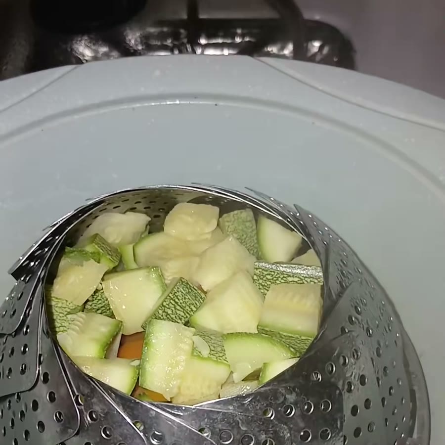 Vaporera con verduras cocidas sobre un plato